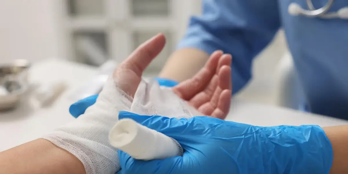 Eine Hand wird mit einem Verband versorgt