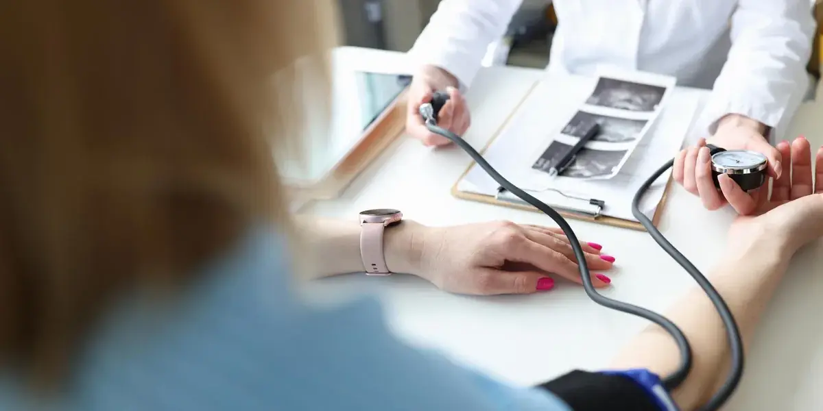 Blutdruckmessung am Oberarm im Sprechzimmer