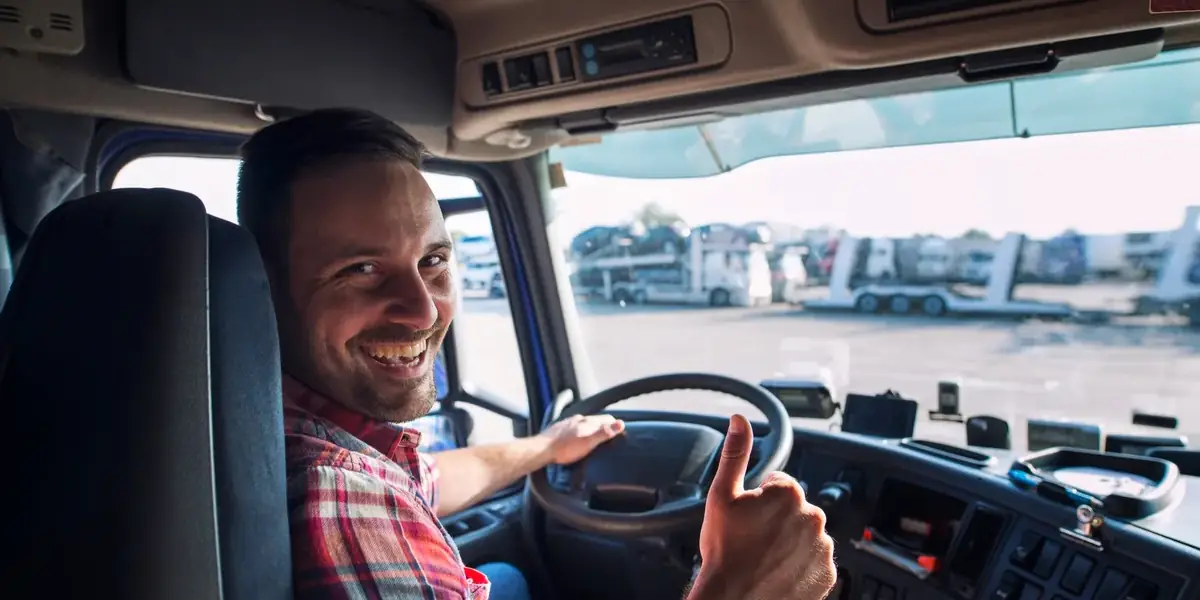 Lächelnder Lkw-Fahrer im Führerhaus